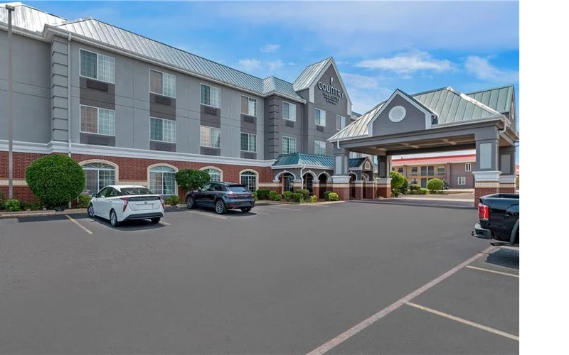 Country Inn & Suites, a budget hotel with indoor pool in Hot Springs, Arkansas