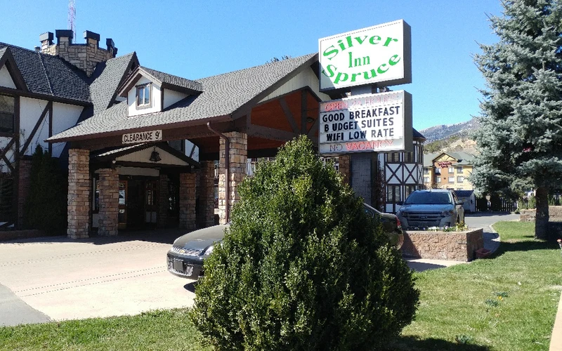 Silver Spruce Inn budget motel near the hot springs pool in Glenwood Springs, Colorado